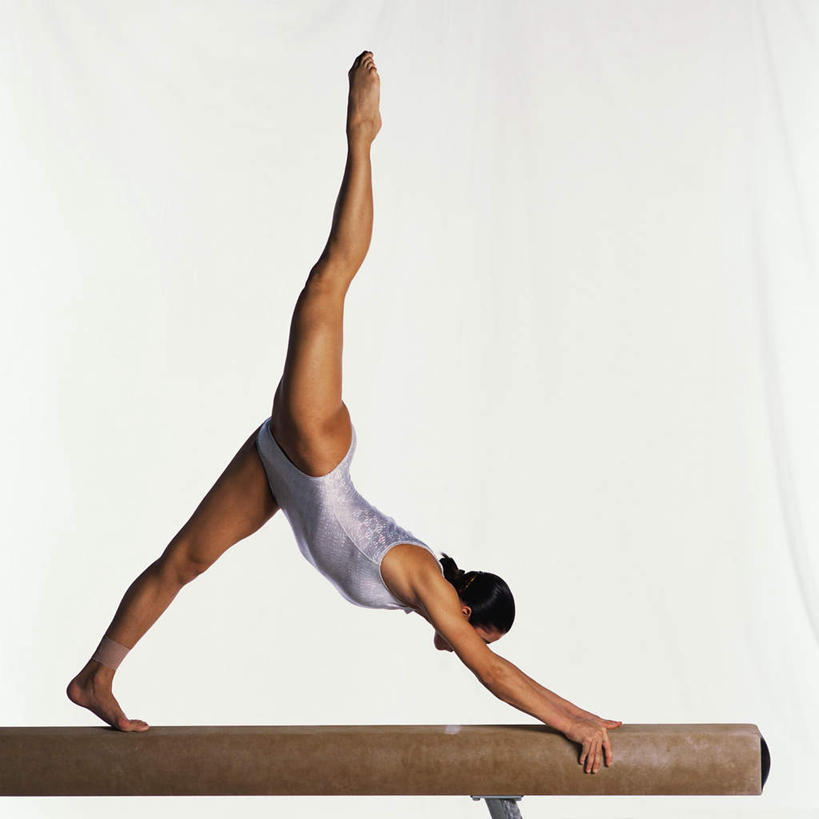 西方人,一个人,运动员,方图,室内,白天,白色背景,侧面,锻炼,运动,平衡木,欧洲,欧洲人,仅一个年轻女性,仅一个女性,仅一个人,撑,倒立,体操,运动器械,健身器械,平衡,姿势,摄影,影棚,形体,撑着,健美,健身器材,塑形,体操运动员,体操服,体操运动,柔韧,体育,年轻女性,女人,女性,白种人,体育运动员,运动选手,彩图,全身,影棚拍摄,健身,拍摄,运动器材