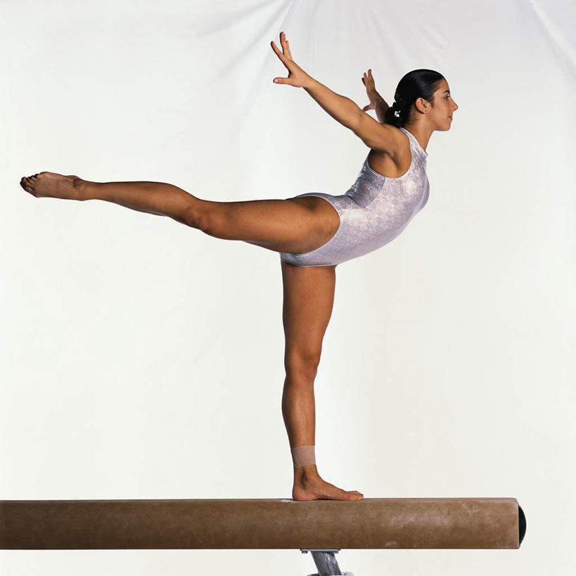 西方人,一个人,运动员,站,伸展双臂,方图,室内,白天,白色背景,侧面,锻炼,运动,平衡木,欧洲,欧洲人,仅一个年轻女性,仅一个女性,仅一个人,撑,体操,运动器械,站着,健身器械,平衡,姿势,摄影,影棚,单腿,形体,撑着,健美,健身器材,塑形,体操运动员,体操服,体操运动,柔韧,体育,年轻女性,女人,女性,白种人,体育运动员,运动选手,敞开双臂,伸开双臂,展开双肩,站立,张开手臂,张开双臂,彩图,全身,影棚拍摄,健身,拍摄,运动器材