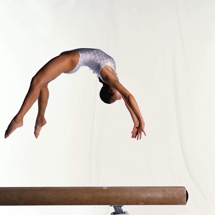 西方人,一个人,运动员,跳,方图,室内,白天,白色背景,侧面,锻炼,运动,平衡木,欧洲,欧洲人,仅一个年轻女性,仅一个女性,仅一个人,弯曲,体操,半空,运动器械,弧度,健身器械,平衡,摄影,影棚,拱形,形体,健美,健身器材,塑形,弓形,体操运动员,翻转,体操服,体操运动,柔韧,体育,年轻女性,女人,女性,白种人,体育运动员,运动选手,跳跃,彩图,全身,影棚拍摄,健身,拍摄,运动器材