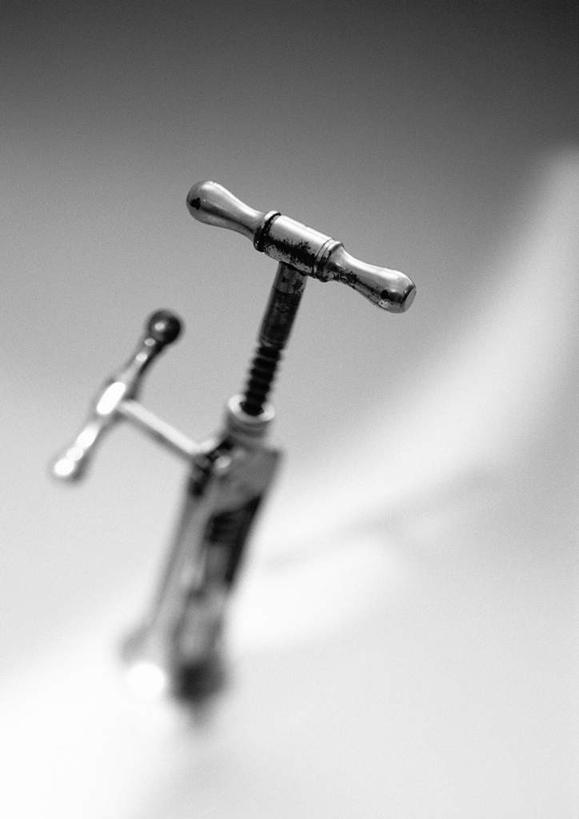 无人,竖图,黑白,室内,特写,白天,正面,静物,金属制品,阴影,朦胧,模糊,反射,光线,金属,水龙头,影子,开关,一个,打开,摄影,影棚,单个,阀门,开启,水咀,影棚拍摄,拍摄