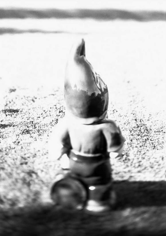 无人,站,竖图,黑白,室外,特写,白天,正面,静物,雕塑,阴影,艺术,装饰,反射,光线,雕刻,雕像,人偶,玩偶,影子,地面,一个,模型,工艺品,站着,单个,纪念,美术,主题,陈列,功能,美学,侏儒,站立