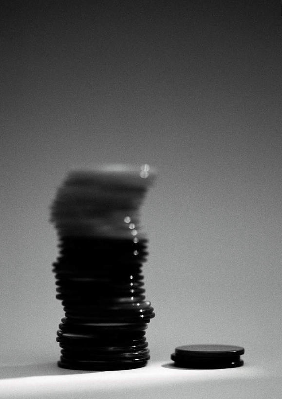 无人,竖图,黑白,室内,特写,白天,正面,游戏,赌博,贪欲,竞争,静物,一排,许多,阴影,朦胧,模糊,整齐,反射,光线,影子,娱乐,刺激,排列,比较,筹码,摄影,影棚,堆,衡量,队列,消遣,投机,侥幸,欲望,玩耍,影棚拍摄,拍摄,胜负,输赢