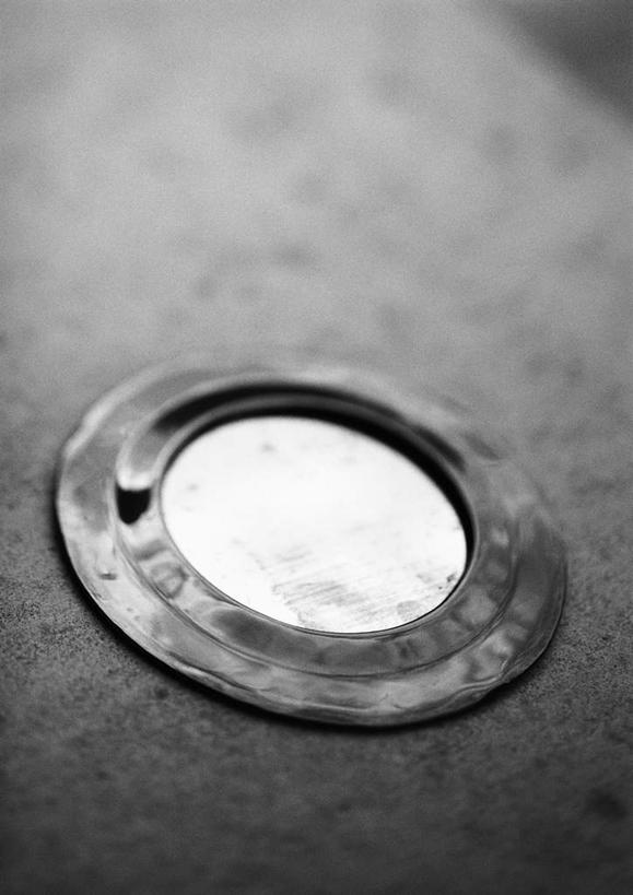 无人,竖图,俯视,黑白,室内,特写,白天,镜子,静物,阴影,反射,光线,圆形,影子,地面,一个,单个,镜像,镜面,环形,高角度拍摄