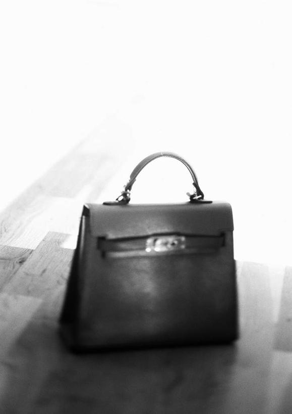 无人,竖图,俯视,黑白,室内,特写,白天,地板,静物,阴影,反射,光线,包,公文包,影子,地面,木地板,一个,摄影,影棚,单个,公事包,高角度拍摄,影棚拍摄,拍摄