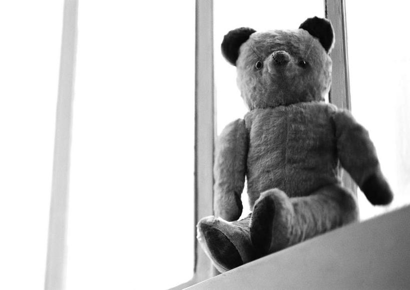 无人,坐,横图,黑白,室内,特写,白天,仰视,游戏,窗户,桌面,桌子,静物,玩具,阴影,反射,光线,影子,玩,娱乐,玻璃窗,窗台,一个,玩具熊,休闲,摄影,毛绒玩具,影棚,单个,玩耍,嬉戏,坐着,低角度拍摄,影棚拍摄,拍摄