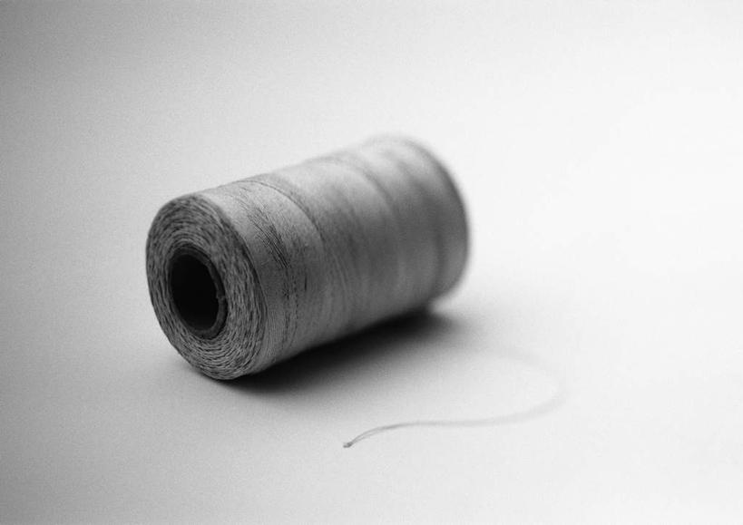 无人,横图,俯视,黑白,室内,特写,白天,桌面,桌子,静物,一卷,阴影,缠绕,反射,光线,影子,线团,一个,摄影,影棚,单个,缝纫,线轴,高角度拍摄,影棚拍摄,拍摄