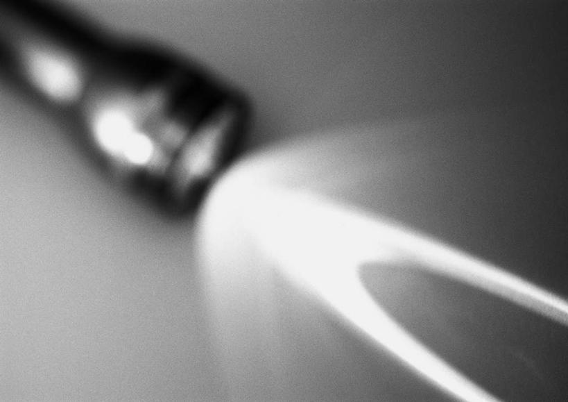 无人,横图,俯视,黑白,室内,特写,白天,桌面,桌子,静物,阴影,灰色背景,反射,光束,光线,影子,灯光,灯,一个,摄影,影棚,单个,照明设备,手电筒,手电,高角度拍摄,影棚拍摄,拍摄