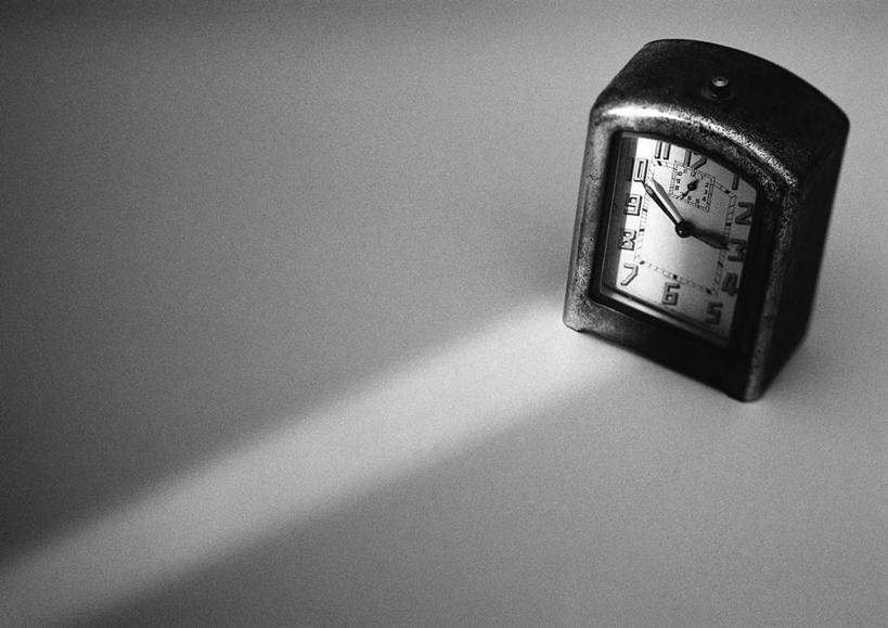 无人,横图,俯视,黑白,室内,特写,白天,桌面,桌子,静物,闹钟,阴影,灰色背景,时间,反射,光线,时钟,影子,计时,一个,表,摄影,影棚,单个,钟,高角度拍摄,影棚拍摄,拍摄