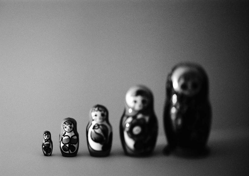 无人,横图,黑白,室内,特写,白天,正面,爱情,游戏,桌面,桌子,静物,玩具,五个,一排,许多,阴影,灰色背景,艺术,整齐,反射,光线,木制,影子,玩,文化,娱乐,排列,木制品,休闲,比较,益智,摄影,影棚,活动,空心,队列,发泄,消遣,智力,亲情,套娃,俄罗斯套娃,宣泄,思念,玩耍,嬉戏,影棚拍摄,拍摄,俄罗斯文化