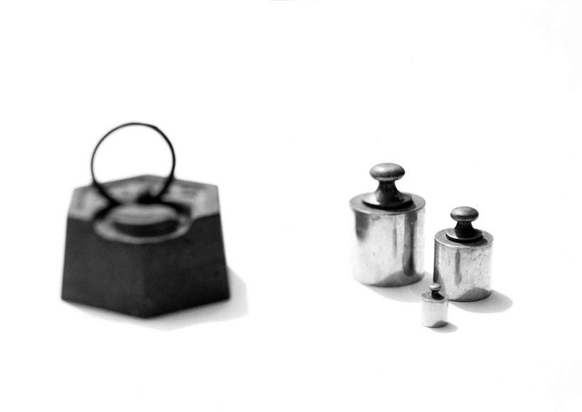 无人,横图,俯视,黑白,室内,特写,白天,白色背景,桌面,桌子,静物,金属制品,阴影,反射,光线,金属,砝码,影子,四个,平衡,摄影,影棚,衡量,计量,秤砣,高角度拍摄,影棚拍摄,拍摄