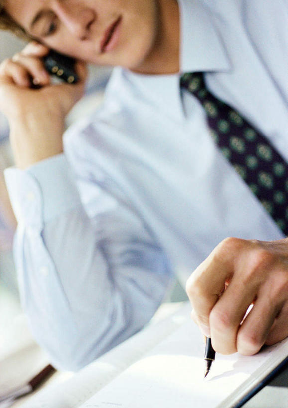 西方人,一个人,商务人士,商务男性,办公室,坐,打电话,竖图,室内,白天,正面,衬衫,家具,桌子,电话,手机,欧洲,欧洲人,仅一个男性,仅一个人,一本,套装,笔,办公桌,办公用品,钢笔,记事本,领带,注视,通讯设备,文具,仅一个年轻男性,一个,本子,笔记本,学习用品,低头,观察,记录,看,单个,观看,文具用品,一支,察看,象征,庄重,关注,商务装,身份,登记,工薪阶层,办公家具,正式,地位,交流,年轻男性,白种人,年轻人,白领,上班族,沟通,通话,坐着,半身,彩图,衬衣