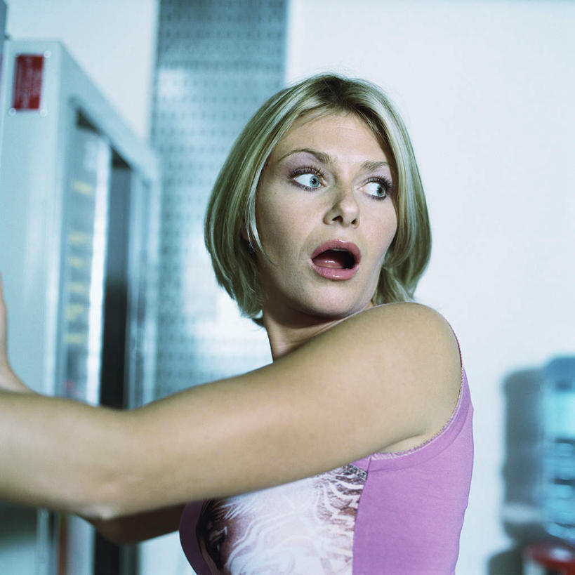 西方人,一个人,商务人士,商务女性,站,方图,室内,白天,侧面,衬衫,机器,欧洲,欧洲人,仅一个年轻女性,仅一个女性,仅一个人,阴影,套装,反射,桶,影子,墙,地面,注视,设备,墙壁,墙面,自动贩卖机,自动售货机,观察,看,站着,观看,察看,关注,商务装,工薪阶层,年轻女性,女人,女性,白种人,白领,上班族,站立,半身,彩图,衬衣