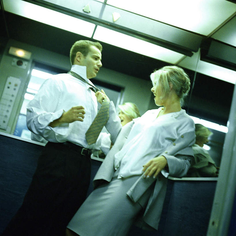 西方人,两个人,商务人士,商务男性,商务女性,办公室,站,拉,笑,微笑,露齿笑,方图,室内,白天,仰视,衬衫,爱情,照明,欧洲,欧洲人,撑,拉扯,阴影,套装,反射,影子,灯光,领带,浪漫,顶灯,灯,衣服,灯具,隔板,脱,站着,温暖,温馨,恩爱,恋人,照亮,和睦,撑着,象征,庄重,照明设备,商务装,身份,工薪阶层,正式,地位,男人,男性,年轻男性,年轻女性,女人,女性,白种人,情侣,白领,上班族,站立,半身,彩图,低角度拍摄,衬衣,伴侣,融洽