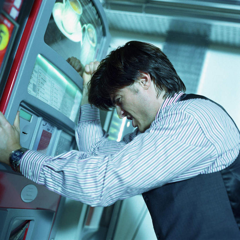 西方人,一个人,商务人士,商务男性,站,方图,室内,白天,侧面,衬衫,机器,欧洲,欧洲人,仅一个男性,仅一个人,套装,墙,屋顶,顶棚,注视,设备,墙壁,墙面,自动贩卖机,自动售货机,仅一个年轻男性,扶,观察,看,站着,观看,一台,察看,扶着,关注,商务装,工薪阶层,男人,男性,年轻男性,白种人,白领,上班族,站立,半身,彩图,衬衣