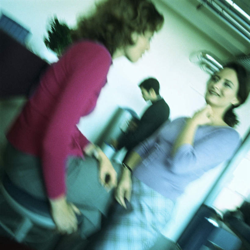 西方人,三个人,同事,商务人士,商务男性,商务女性,站,坐,笑,说,微笑,露齿笑,方图,室内,白天,仰视,衬衫,讨论,成功,合作,团队,集体,信心,椅子,欧洲,欧洲人,弯腰,套装,墙,领带,高脚凳,二郎腿,队伍,墙壁,墙面,站着,领导,象征,庄重,成就,商务装,身份,合伙,领袖,工薪阶层,圆凳,弯身,正式,地位,交流,男人,男性,年轻男性,年轻女性,女人,女性,白种人,白领,上班族,沟通,讲话,交谈,商讨,说话,谈话,站立,坐着,半身,彩图,低角度拍摄,衬衣