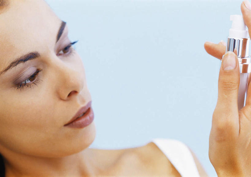 西方人,手,一个人,站,横图,室内,特写,白天,正面,浴袍,化妆,美容,欧洲,欧洲人,仅一个年轻女性,仅一个女性,仅一个人,护肤,蓝色背景,喷雾,白色,化妆品,站着,保养,享受,休闲,手部,放松,保健,摄影,影棚,一瓶,护肤品,养颜,年轻女性,女人,女性,白种人,站立,半身,彩图,影棚拍摄,汤帷子,浴衣,拍摄