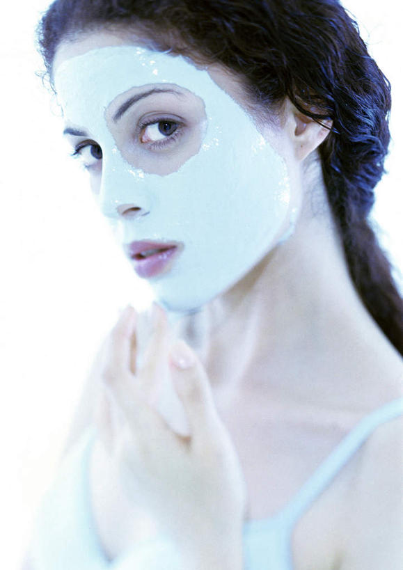 西方人,脸,头,脸颊,一个人,站,竖图,室内,特写,白天,白色背景,正面,化妆,美容,吊带,欧洲,欧洲人,仅一个年轻女性,仅一个女性,仅一个人,护肤,美白,吊带衫,白色,化妆品,清洁,站着,保养,享受,休闲,面膜,放松,去角质,保健,摄影,影棚,保湿,滋润,护肤品,去死皮,舒缓,养颜,膏状,膏状面膜,去污,控油,紧肤,嫩肤,祛痘,去痘,祛角质,抗衰,再生,增白,补水,祛斑,抗皱,防皱,除皱,去皱,年轻女性,女人,女性,白种人,头部,脸部,脸蛋,面部,站立,半身,彩图,影棚拍摄,拍摄