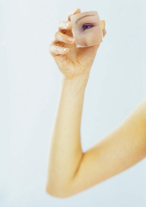 西方人,手,一个人,站,竖图,室内,特写,白天,正面,化妆,美容,镜子,欧洲,欧洲人,仅一个年轻女性,仅一个女性,仅一个人,蓝色背景,弯曲,反射,一个,化妆镜,站着,手部,摄影,影棚,单个,镜像,镜面,光学,年轻女性,女人,女性,白种人,胳膊,站立,半身,彩图,影棚拍摄,拍摄