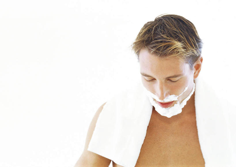 西方人,脸,头,脸颊,一个人,站,笑,摸,微笑,横图,室内,特写,白天,白色背景,正面,欧洲,欧洲人,仅一个男性,仅一个人,抚摸,仅一个年轻男性,白色,毛巾,站着,摄影,影棚,剃须膏,剃须,剃须泡沫,剃须啫喱,刮胡泡,刮胡啫喱,剃须沫,剃须泡,男人,男性,年轻男性,白种人,头部,脸部,脸蛋,面部,触摸,接触,站立,半身,彩图,影棚拍摄,拍摄