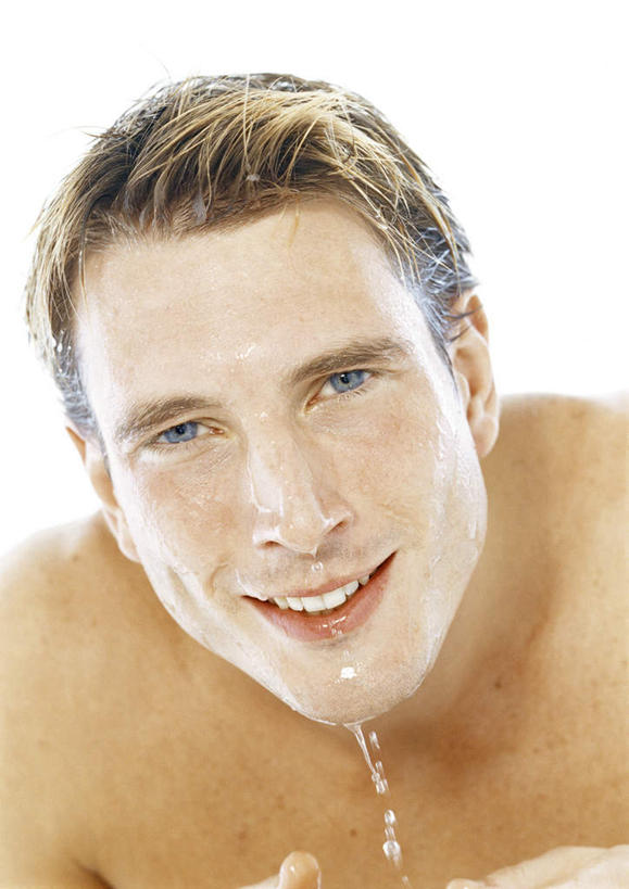 西方人,脸,头,脸颊,一个人,站,笑,微笑,露齿笑,竖图,室内,特写,白天,白色背景,正面,水,欧洲,欧洲人,仅一个男性,仅一个人,液体,水滴,注视,洗脸,裸露,水珠,仅一个年轻男性,观察,看,清洁,站着,摄影,影棚,观看,察看,关注,裸,男人,男性,年轻男性,白种人,头部,脸部,脸蛋,面部,清洗,站立,半身,彩图,影棚拍摄,拍摄