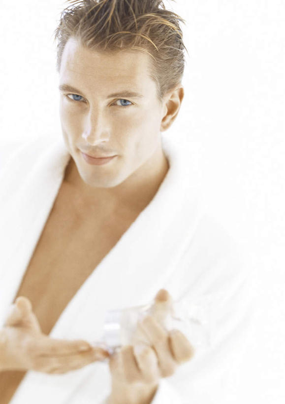 西方人,脸,头,脸颊,一个人,站,笑,微笑,竖图,室内,特写,白天,白色背景,正面,浴袍,化妆,美容,欧洲,欧洲人,仅一个男性,仅一个人,护肤,握,美白,拿,拿着,仅一个年轻男性,白色,清洁,站着,保养,享受,休闲,放松,去角质,握着,保健,摄影,影棚,洁面乳,保湿,滋润,护肤品,洗面奶,去死皮,舒缓,养颜,去污,控油,紧肤,嫩肤,祛痘,去痘,祛角质,抗衰,再生,增白,补水,祛斑,抗皱,防皱,除皱,去皱,男人,男性,年轻男性,白种人,头部,脸部,脸蛋,面部,站立,半身,彩图,影棚拍摄,汤帷子,浴衣,拍摄