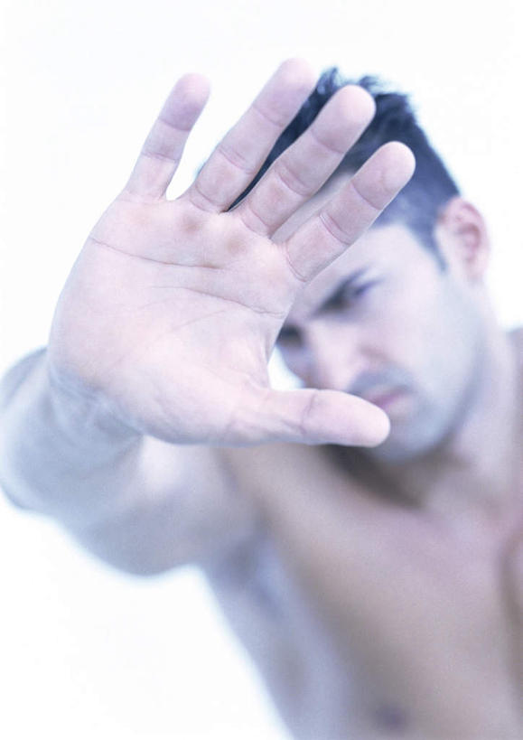 西方人,脸,头,脸颊,头发,一个人,站,举,竖图,室内,特写,白天,白色背景,正面,欧洲,欧洲人,仅一个男性,仅一个人,伸展,裸露,仅一个年轻男性,黑色,托,站着,遮,遮掩,苦恼,摄影,影棚,烦躁,烦恼,掩盖,伸出,遮挡,裸,遮盖,掩饰,男人,男性,年轻男性,白种人,头部,脸部,脸蛋,面部,举起,举手,举着,向上举,向上伸,向上托,站立,半身,彩图,影棚拍摄,拍摄,五指张开