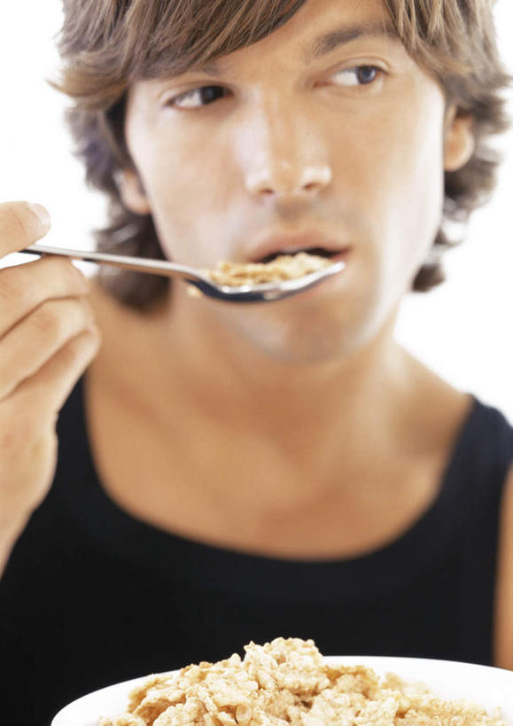 西方人,脸,头,脸颊,头发,一个人,站,竖图,室内,特写,白天,白色背景,正面,餐具,金属制品,欧洲,欧洲人,仅一个男性,仅一个人,一堆,许多,握,堆叠,堆积,金属,背心,勺子,陶瓷,核桃,坚果,褐色,果实,陶瓷制品,拿,拿着,注视,裸露,仅一个年轻男性,黑色,调羹,汤匙,碗,干果,观察,看,站着,握着,摄影,影棚,观看,堆,核桃仁,察看,关注,裸,胡桃,羌桃,男人,男性,年轻男性,白种人,头部,脸部,脸蛋,面部,进餐用具,烹调用具,站立,半身,彩图,影棚拍摄,拍摄