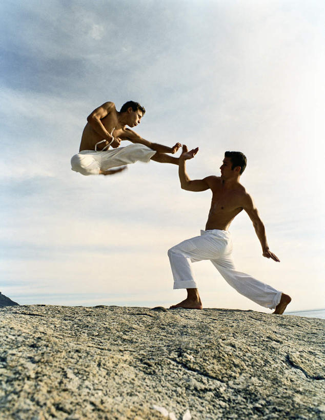 西方人,两个人,伙伴,朋友,跳,竖图,室外,白天,侧面,锻炼,友谊,运动,欧洲,欧洲人,踢,阴影,光线,影子,云,云朵,半空,云彩,裸露,蓝色,白云,蓝天,天空,阳光,天,晴朗,格斗,打斗,搏击,飞踢,裸,格挡,体育,友情,男人,男性,年轻男性,白种人,晴空,跳跃,彩图,全身,健身