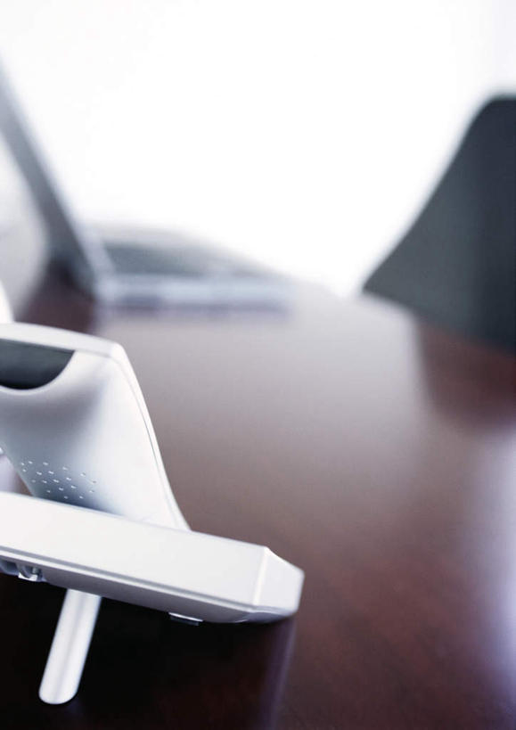 无人,办公室,打电话,竖图,俯视,室内,特写,白天,电脑,笔记本电脑,家具,桌子,静物,电话,椅子,阴影,朦胧,模糊,反射,网络,影子,办公桌,通讯设备,话筒,电话线,无线,通信设备,无线网络,无线上网,便携式电脑,办公家具,球椅,太空椅,鸡蛋椅,交流,手提电脑,电话机,沟通,通话,彩图,高角度拍摄