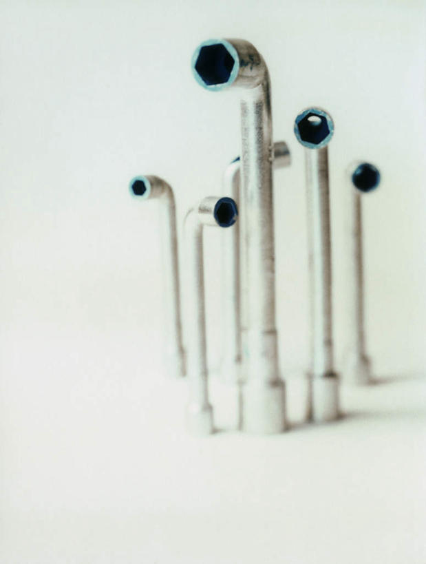 无人,竖图,室内,特写,白天,白色背景,正面,桌面,静物,金属制品,一排,许多,竖立,阴影,整齐,反射,金属,工具,影子,银色,排列,摄影,影棚,扳手,队列,扳头,彩图,影棚拍摄,拍摄