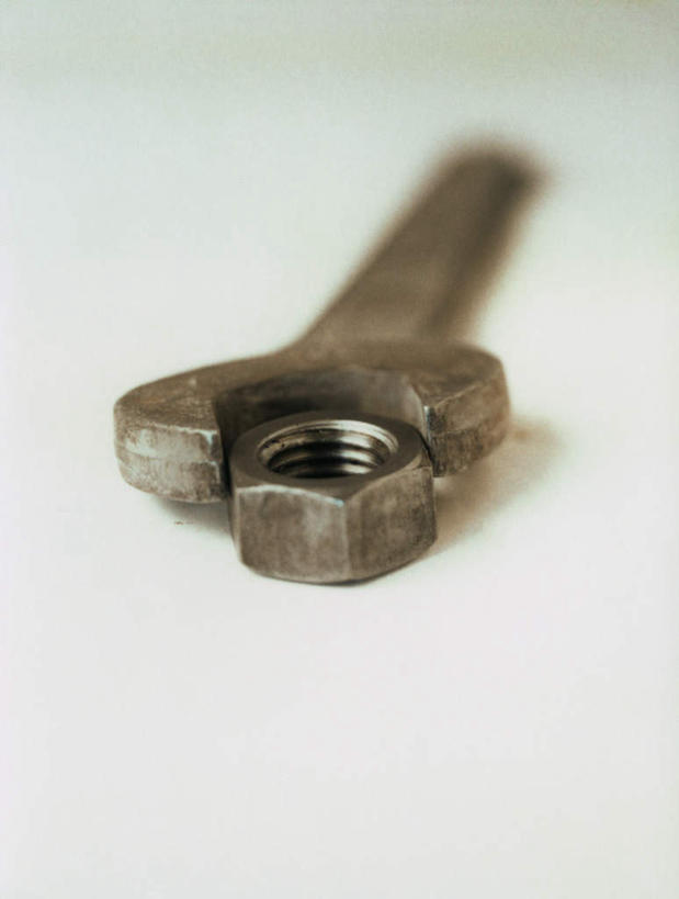 无人,竖图,俯视,室内,特写,白天,白色背景,桌面,静物,一把,阴影,朦胧,模糊,反射,工具,影子,一个,螺丝,摄影,影棚,单个,扳手,螺母,五金,螺栓,扳头,彩图,高角度拍摄,影棚拍摄,拍摄