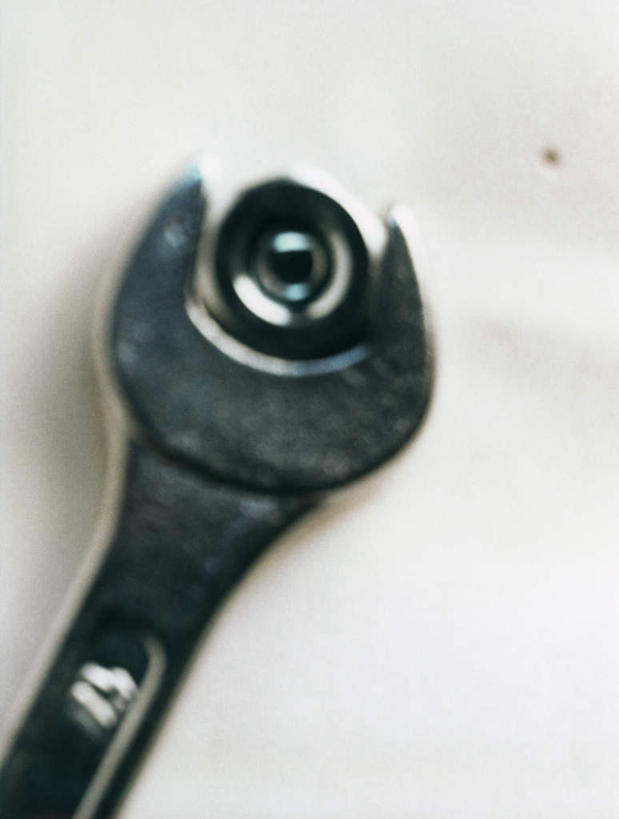 无人,竖图,俯视,室内,特写,白天,白色背景,桌面,静物,一把,阴影,朦胧,模糊,反射,工具,影子,一个,螺丝,摄影,影棚,单个,扳手,螺母,五金,螺栓,扳头,彩图,高角度拍摄,影棚拍摄,拍摄