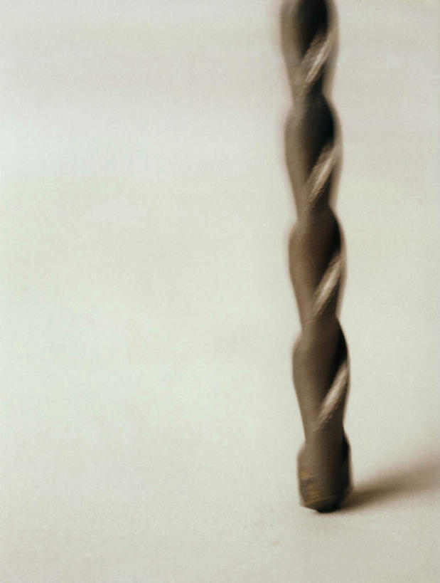 无人,竖图,俯视,室内,特写,白天,白色背景,桌面,静物,一排,阴影,条纹,朦胧,模糊,整齐,围绕,反射,纹路,影子,排列,一个,摄影,影棚,单个,冲击钻,电钻,队列,钻头,电动工具,彩图,高角度拍摄,影棚拍摄,拍摄