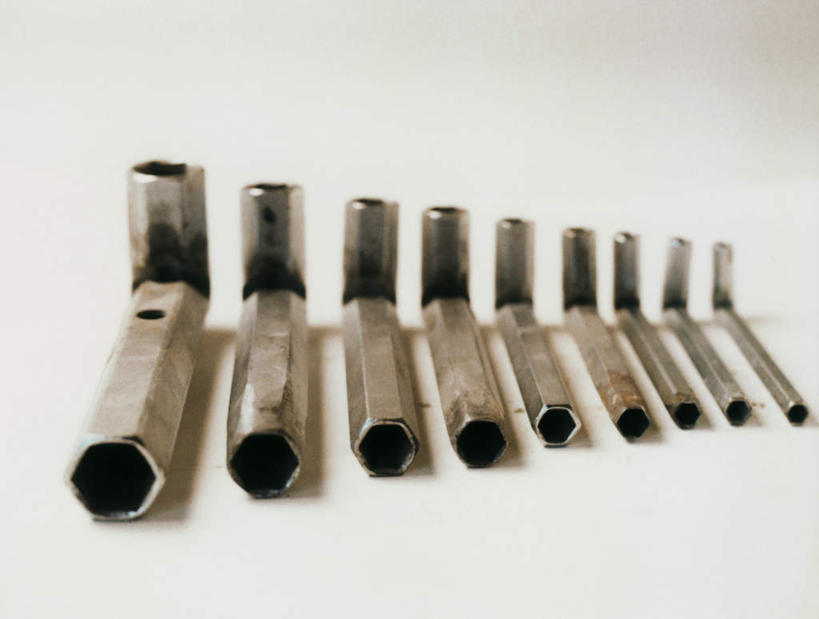 无人,横图,俯视,室内,特写,白天,白色背景,静物,一排,许多,阴影,朦胧,模糊,整齐,反射,工具,影子,排列,黑色,摄影,影棚,扳手,圆孔,队列,内六角扳手,扳头,彩图,高角度拍摄,影棚拍摄,拍摄