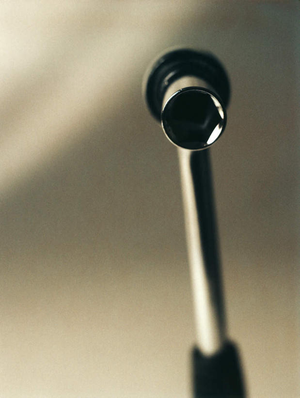 无人,竖图,俯视,室内,特写,白天,静物,阴影,灰色背景,朦胧,模糊,反射,工具,影子,一个,摄影,影棚,单个,扳手,套筒扳手,扳头,彩图,高角度拍摄,影棚拍摄,拍摄