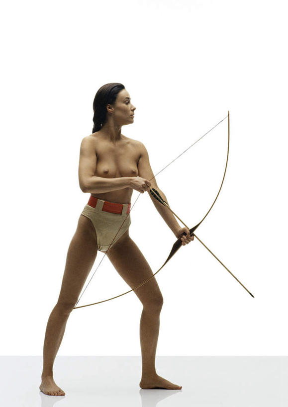 西方人,头发,一个人,站,拉,笑,微笑,露齿笑,竖图,室内,白天,白色背景,正面,锻炼,运动,射箭,欧洲,欧洲人,仅一个年轻女性,仅一个女性,仅一个人,握,阴影,反射,弓箭,影子,地面,拿,拿着,注视,运动器械,裸露,一个,黑色,箭,观察,看,站着,转头,赤脚,健身器械,握着,摄影,影棚,单个,观看,扯,察看,关注,裸,健身器材,体育,年轻女性,女人,女性,白种人,站立,彩图,全身,影棚拍摄,健身,拍摄,运动器材