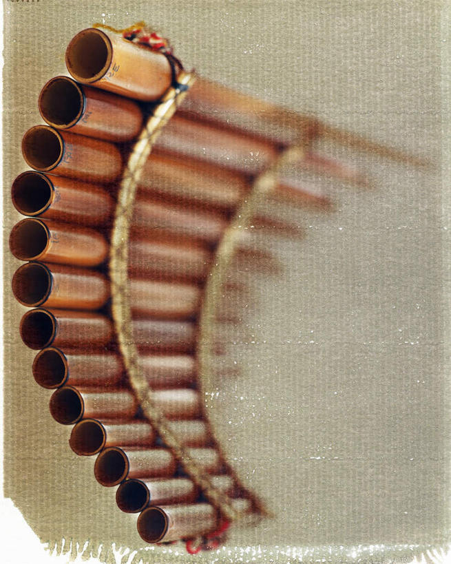 无人,竖图,俯视,室内,特写,白天,桌面,桌子,静物,一把,朦胧,模糊,吹奏乐器,管乐器,乐器,摄影,影棚,排箫,彩图,高角度拍摄,影棚拍摄,拍摄