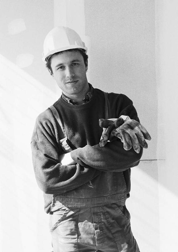 西方人,机修工,站,双手交叉,竖图,黑白,室外,白天,正面,工作服,制服,安全,帽子,欧洲,欧洲人,朦胧,模糊,头盔,防护,工人,安全帽,手套,站着,保护,双手抱胸,保险,保全,周全,安稳,安定,一顶,工作制服,平安,白种人,机械师,机修工人,站立,半身,工作套服