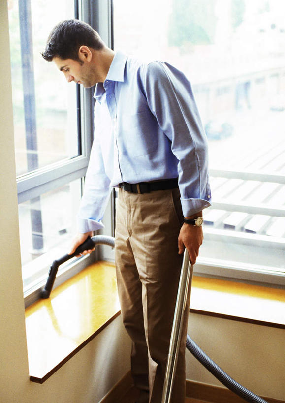 西方人,一个人,商务人士,商务男性,站,竖图,室内,白天,正面,衬衫,窗户,欧洲,欧洲人,仅一个男性,仅一个人,握,阴影,套装,光线,电器,影子,拿,拿着,注视,玻璃窗,仅一个年轻男性,阳光,观察,看,清洁,站着,吸尘器,握着,清洁用品,打扫,观看,整洁,察看,卫生,家电,家用电器,打理,关注,保洁,商务装,工薪阶层,男人,男性,年轻男性,白种人,白领,上班族,站立,半身,彩图,衬衣