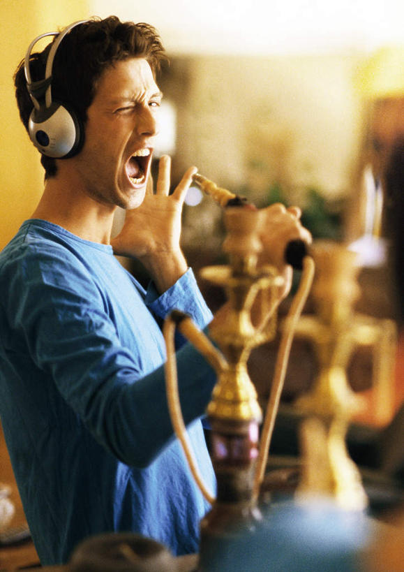 西方人,一个人,站,竖图,室内,白天,正面,快乐,满意,幸福,欧洲,欧洲人,仅一个男性,仅一个人,朦胧,模糊,音响,音乐,娱乐,仅一个年轻男性,一个,耳机,站着,张嘴,享受,休闲,鬼脸,放松,单个,舒适,享乐,张大嘴巴,大碌竹,水烟,水烟筒,男人,男性,年轻男性,白种人,张开嘴,站立,半身,彩图