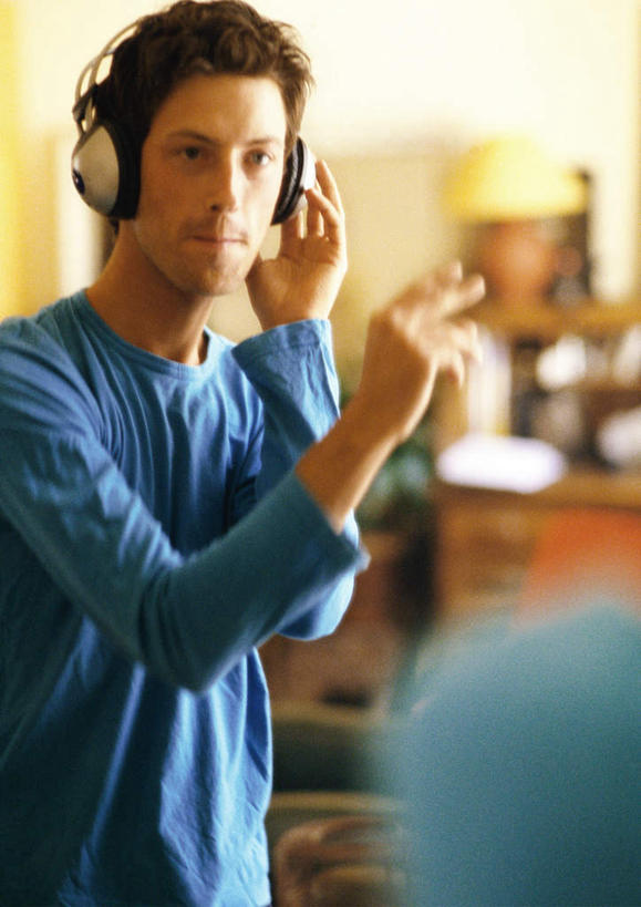 西方人,一个人,站,举,竖图,室内,白天,正面,快乐,满意,幸福,欧洲,欧洲人,仅一个男性,仅一个人,朦胧,模糊,音响,音乐,听,娱乐,仅一个年轻男性,耳机,托,站着,享受,休闲,放松,舒适,享乐,倾听,男人,男性,年轻男性,白种人,举起,举手,举着,向上举,向上伸,向上托,站立,半身,彩图