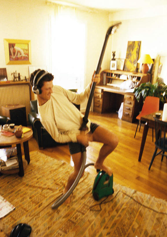 西方人,一个人,客厅,站,闭眼,笑,微笑,露齿笑,竖图,室内,白天,正面,快乐,满意,幸福,餐桌,地板,台灯,桌子,椅子,照明,欧洲,欧洲人,仅一个男性,仅一个人,握,朦胧,模糊,电器,木椅,灯光,吉他,乐器,弦乐器,音响,地面,音乐,拿,拿着,娱乐,木地板,灯,仅一个年轻男性,耳机,灯具,清洁,站着,享受,休闲,吸尘器,放松,握着,餐台,清洁用品,照亮,卫生,起居室,舒适,家电,家用电器,享乐,照明设备,弹拨弦鸣乐器,保洁,男人,男性,年轻男性,白种人,闭眼睛,闭着眼,闭着眼睛,站立,半身,彩图,弹拨弦乐器