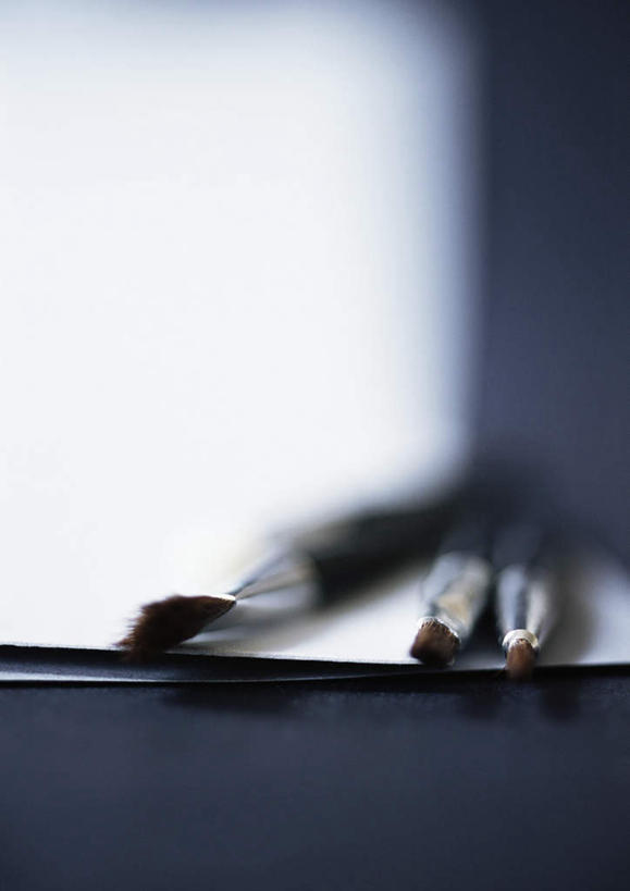 无人,竖图,俯视,室内,特写,白天,静物,朦胧,模糊,笔,办公用品,文具,学习用品,摄影,影棚,文具用品,两支,油画笔,彩图,高角度拍摄,影棚拍摄,拍摄