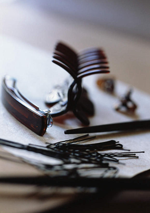 无人,竖图,俯视,室内,特写,白天,静物,金属制品,许多,朦胧,模糊,装饰,金属,装饰品,发夹,发饰,夹子,摄影,影棚,华丽,修饰,点缀,发卡,衬托,美观,雅致,雅观,彩图,高角度拍摄,影棚拍摄,拍摄