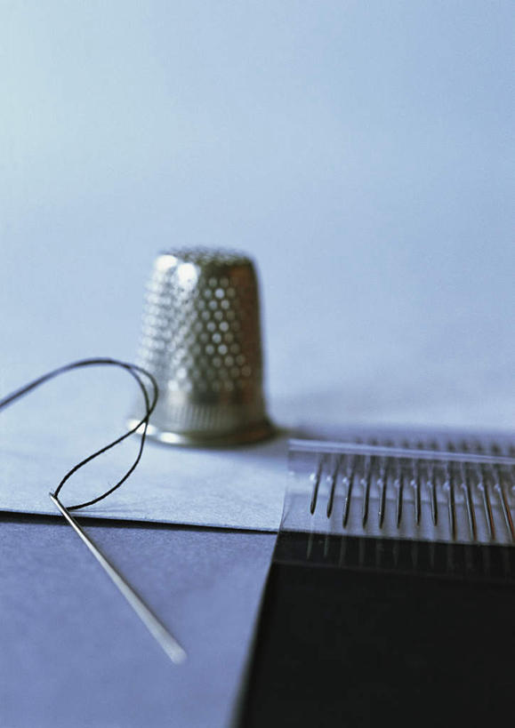 无人,裁缝,竖图,俯视,室内,特写,白天,静物,金属制品,一根,蓝色背景,朦胧,模糊,金属,线,针,黑色,摄影,影棚,顶针,彩图,高角度拍摄,影棚拍摄,拍摄