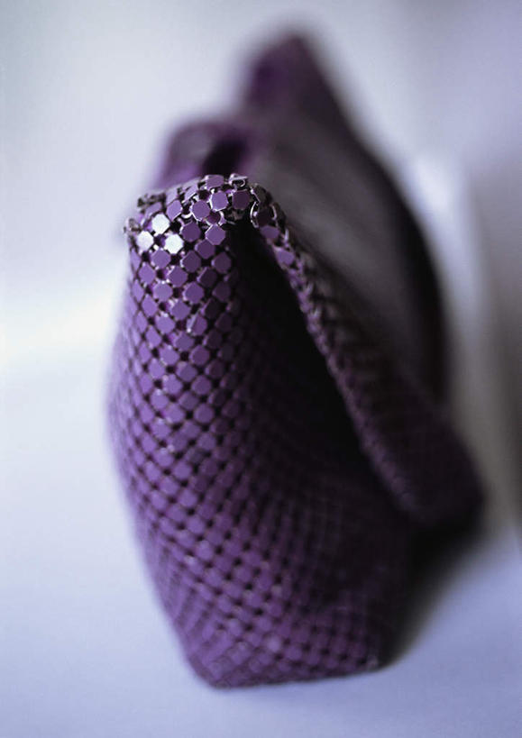 无人,竖图,俯视,室内,特写,白天,静物,朦胧,模糊,包,皮包,一个,紫色,摄影,影棚,单个,单肩包,彩图,高角度拍摄,影棚拍摄,拍摄