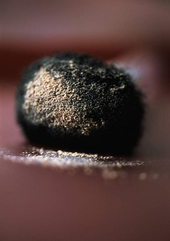 无人,竖图,俯视,室内,特写,白天,化妆,美容,静物,护肤,朦胧,模糊,粉饼,一个,黑色,保养,享受,休闲,放松,保健,摄影,影棚,单个,粉底,养颜,彩图,高角度拍摄,影棚拍摄,拍摄