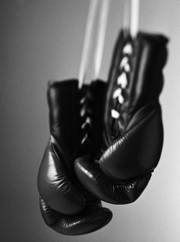 无人,竖图,黑白,室内,特写,白天,正面,静物,一副,悬挂,灰色背景,朦胧,模糊,拳击手套,挂,手套,摄影,影棚,影棚拍摄,拍摄