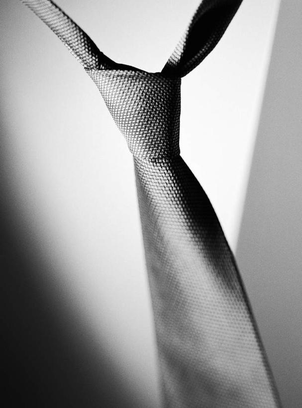 无人,竖图,俯视,黑白,室内,特写,白天,静物,灰色背景,朦胧,模糊,领带,一个,摄影,影棚,单个,象征,庄重,身份,正式,地位,高角度拍摄,影棚拍摄,拍摄