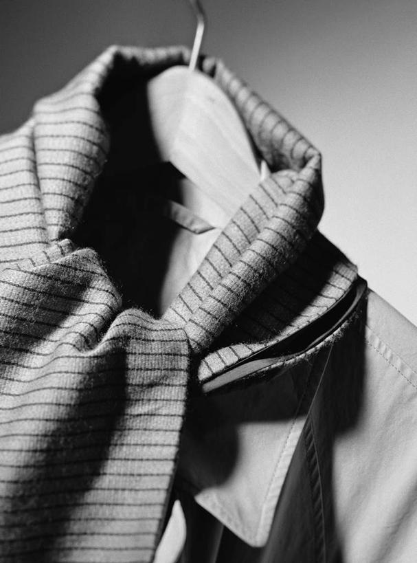 无人,竖图,俯视,黑白,室内,特写,白天,静物,灰色背景,服装,朦胧,模糊,装饰,木制,外套,衣服,夹子,木制品,围巾,温暖,摄影,服饰,影棚,围脖,保暖,华丽,点缀,御寒,衣夹,衬托,美观,雅致,雅观,高角度拍摄,影棚拍摄,拍摄